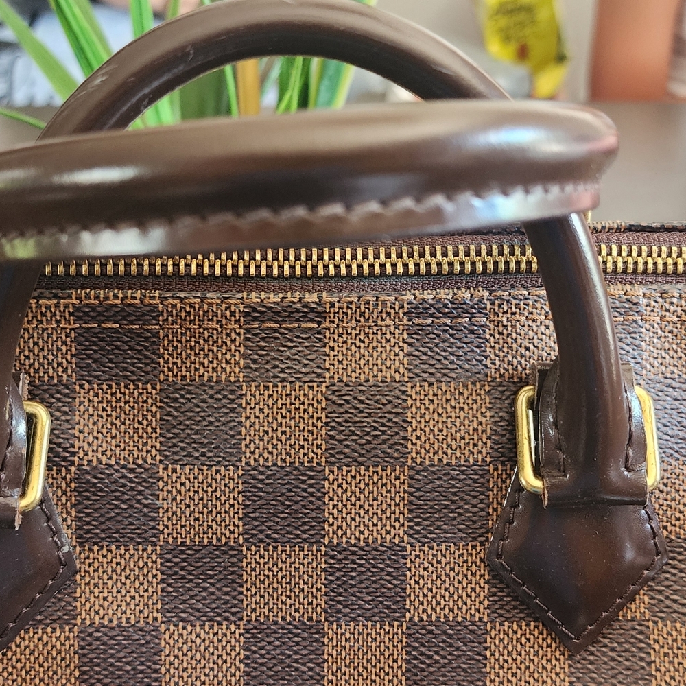 This is an authentic LOUIS VUITTON Damier Ebene Speedy 30. This stylish handbag. - Picture 7 of 15